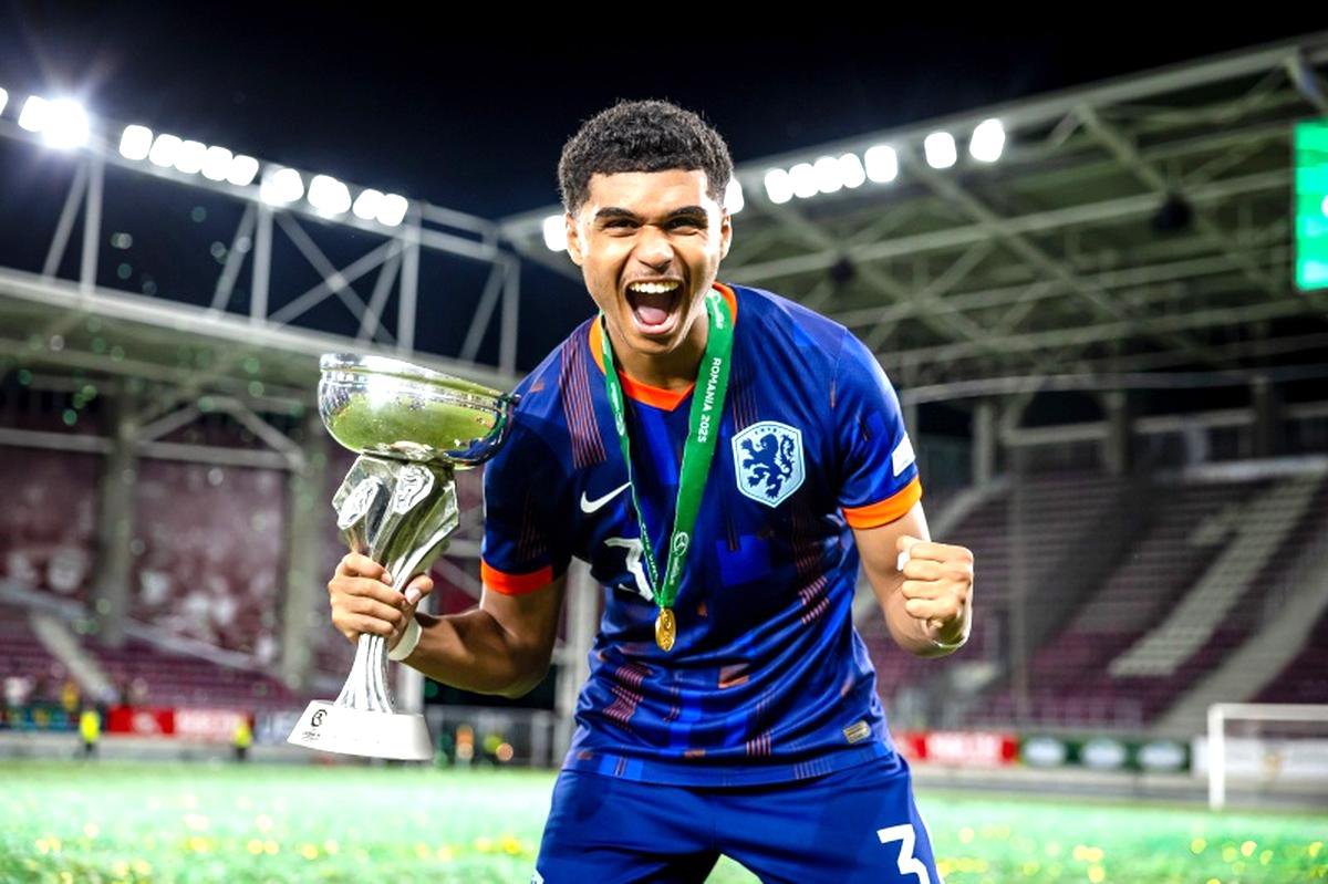 Precious Ugwu viert feest na het winnen van het EK Onder 19 met Nederland. De verdediger maakte kort na het toernooi de overstap van Ajax naar FC Volendam. 