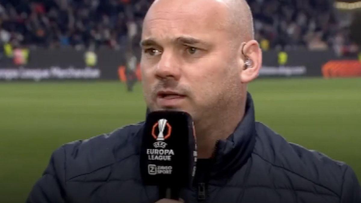 Nico Dijkshoorn haalt in zijn column voor Voetbal International hard uit naar analist Wesley Sneijder.