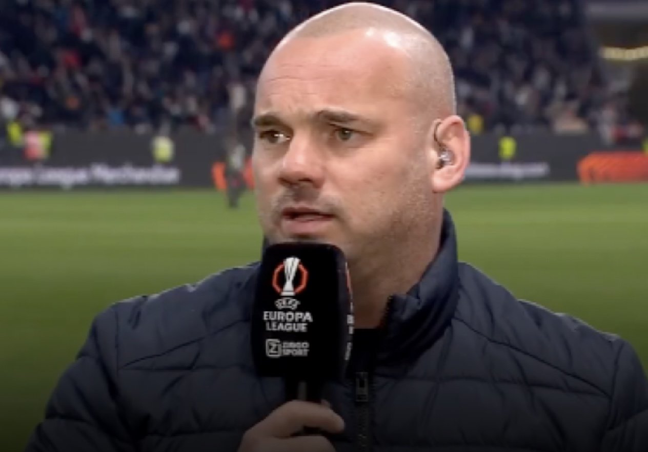 Nico Dijkshoorn haalt in zijn column voor Voetbal International hard uit naar analist Wesley Sneijder.