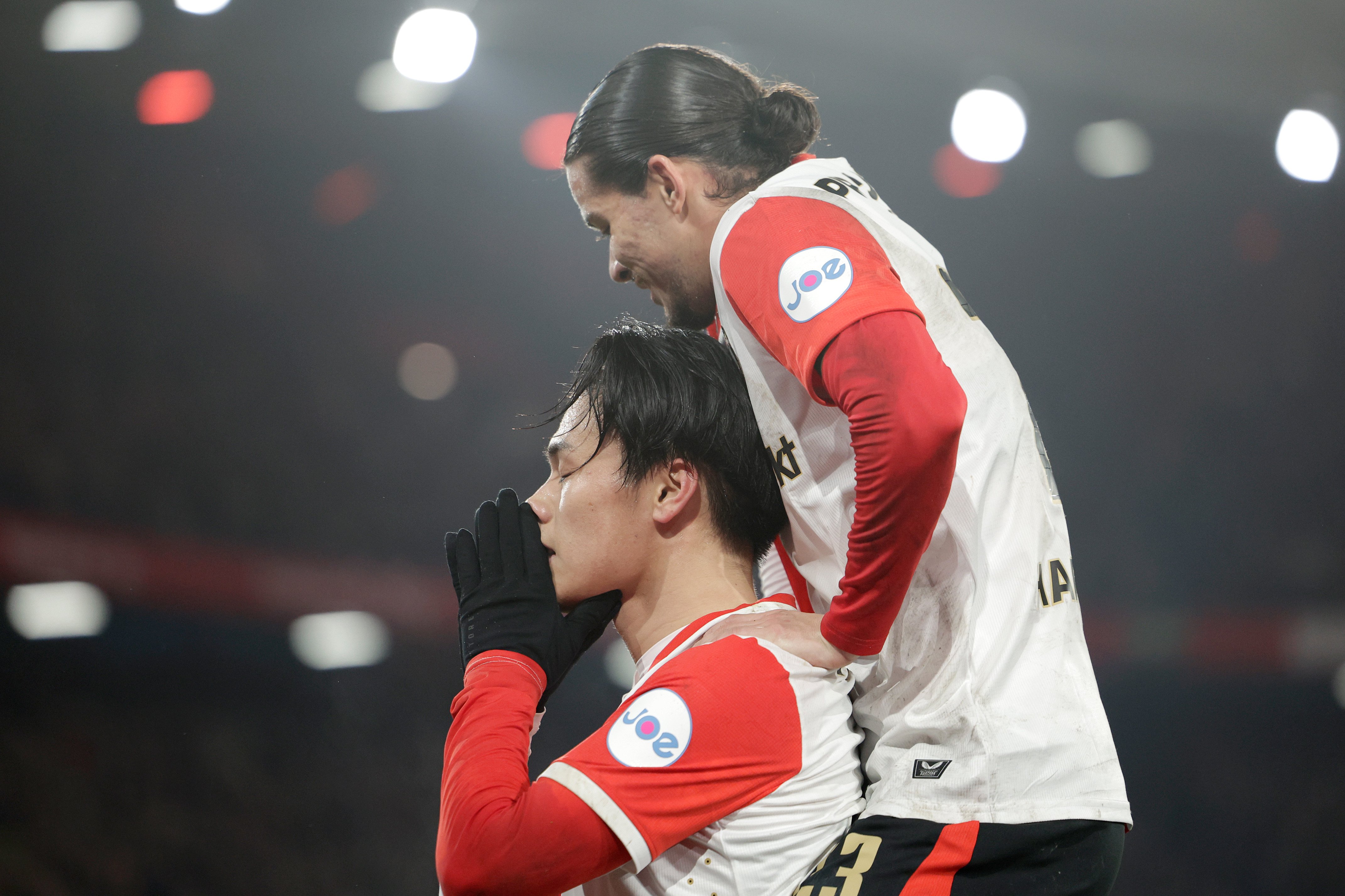 Ayase Ueda en Anis Hadj Moussa mogen Feyenoord verlaten als er een goed bod binnenkomt. Ook Tsuyoshi Watanabe staat open voor een transfer uit De Kuip.