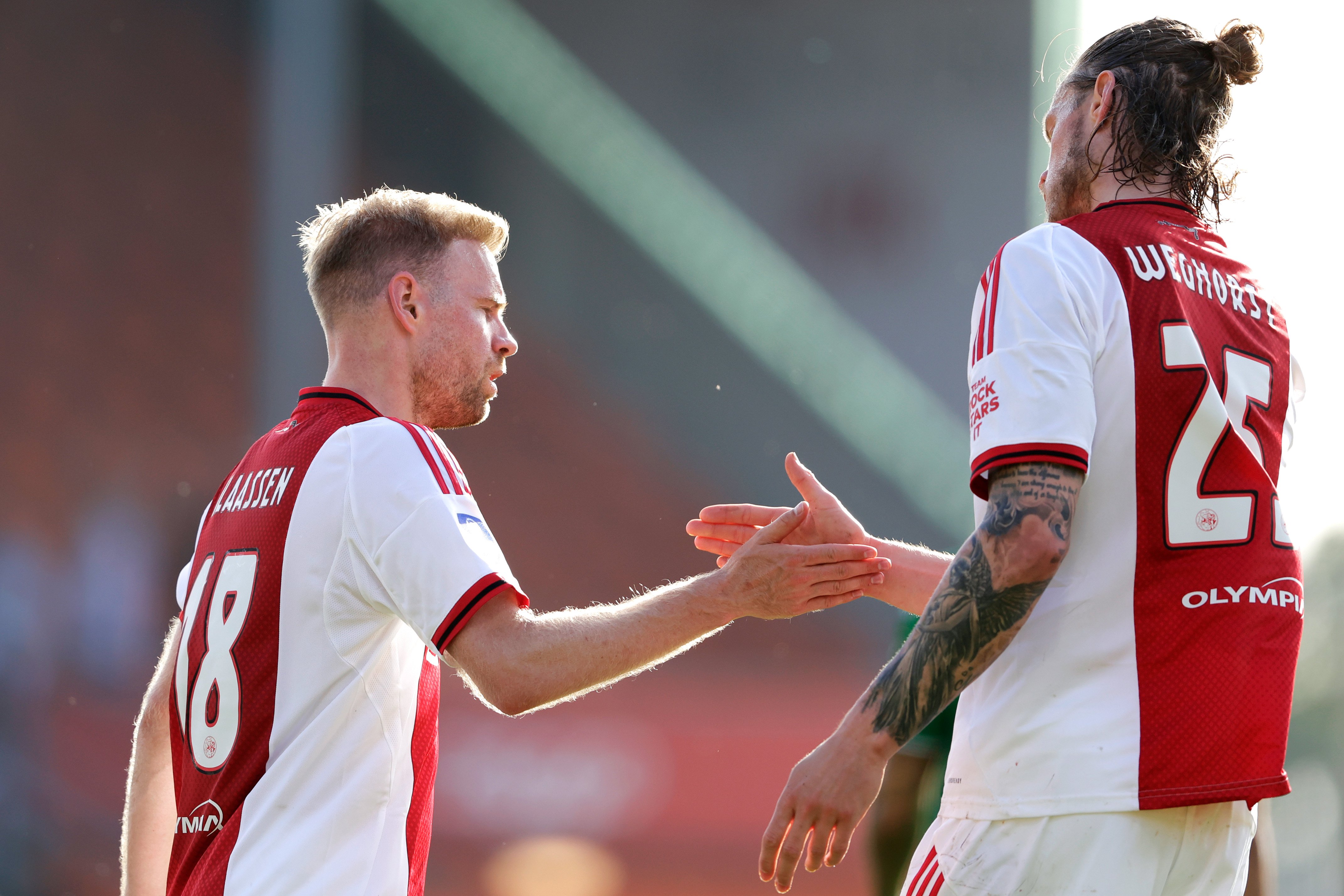 Ajax op voorsprong, maar fans halen hard uit naar een speler