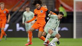 Marciano Vink lovend over Gjivai Zechiël van Jong Oranje en Feyenoord