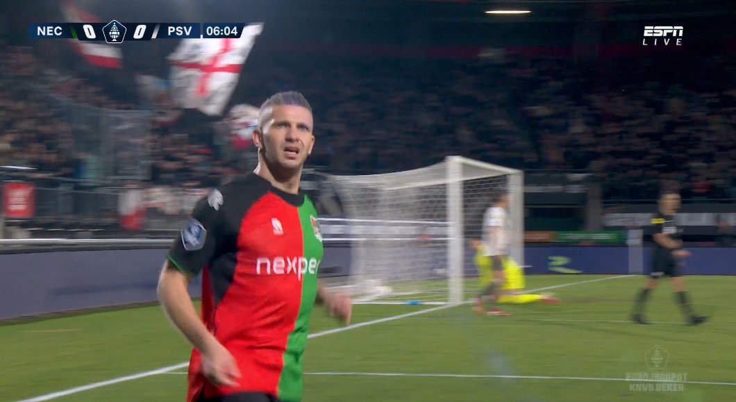 Linssen juicht na zijn goal tegen PSV