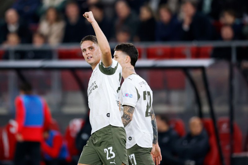 PSV op rapport na klinkende overwinning in Alkmaar