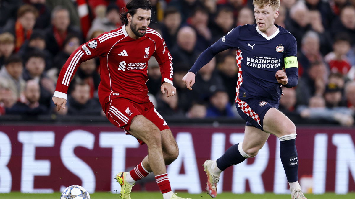 Dominik Szoboszlai van Liverpool en Jerdy Schouten van PSV in actie tijdens Liverpool – PSV, de wedstrijd die PSV’s Europese overperformance onderstreepte.