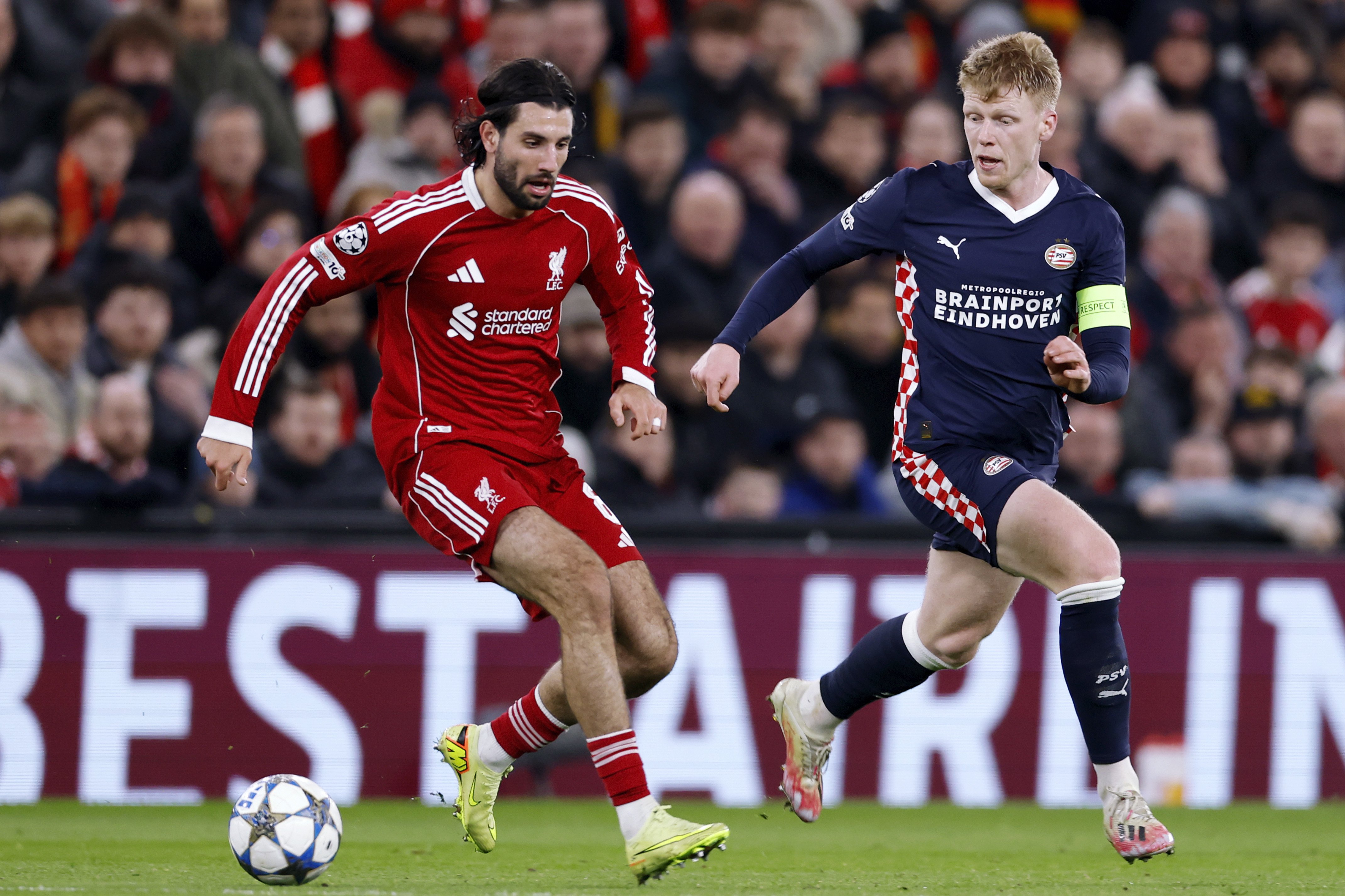 Dominik Szoboszlai van Liverpool en Jerdy Schouten van PSV in actie tijdens Liverpool – PSV, de wedstrijd die PSV’s Europese overperformance onderstreepte.