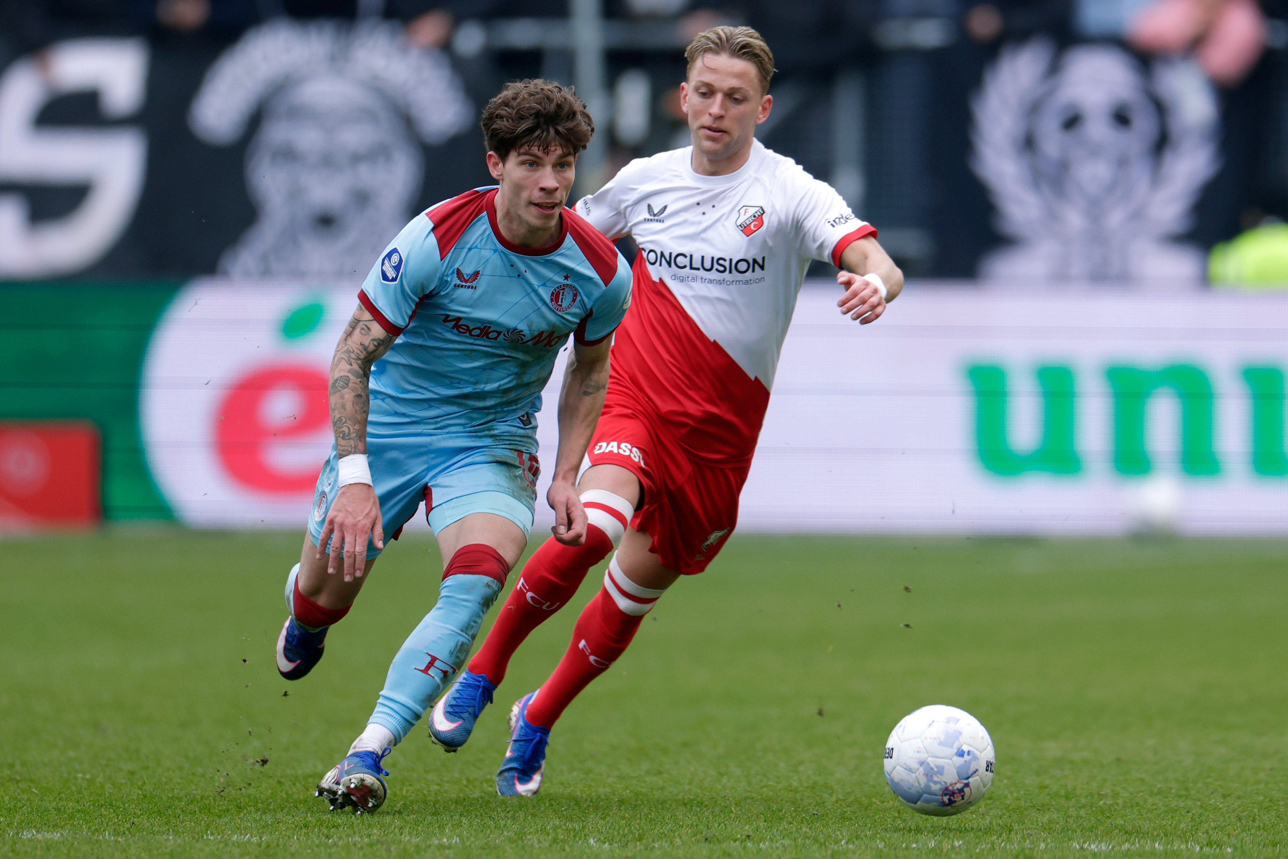 Jordan Bos in duel met Jesper Karlsson