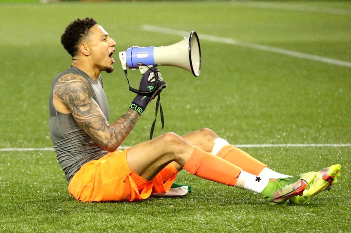 Maduka Okoye aangeklaagd: verdachte gele kaart kost mogelijk carrière