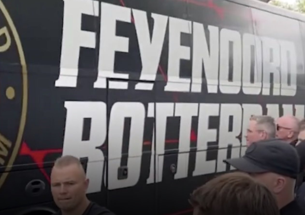 feyenoord spelersbus gearriveerd bij het kasteel voor sparta-feyenoord. steijn neemt even de tijd voor de fans