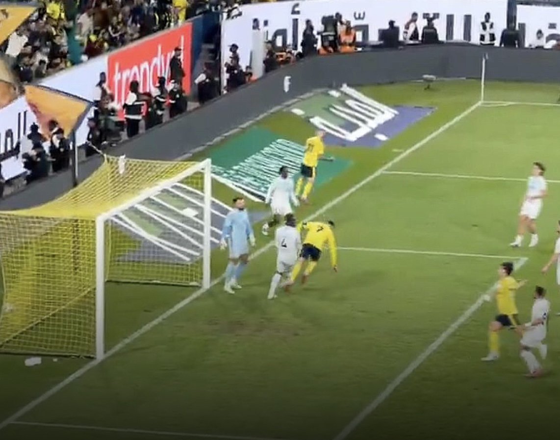 Cristiano Ronaldo viert zijn hakgoal voor Al-Nassr. De Portugees scoorde twee keer en staat inmiddels op 956 carrièredoelpunten.