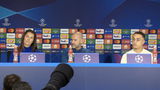 Peter Bosz en Sergiño Dest kijken in de persconferentie vooruit op PSV-Dortmund in de Champions League