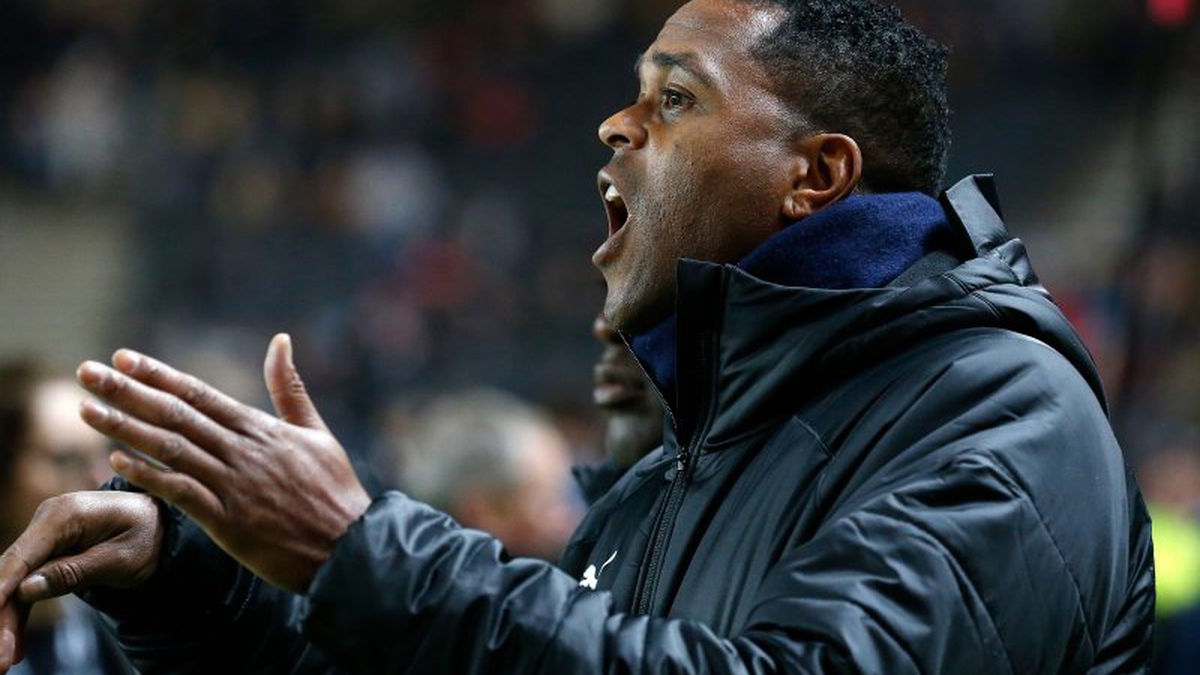 Kluivert druk aan het coachen