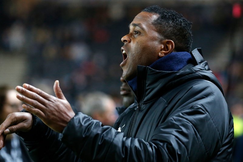 Kluivert druk aan het coachen