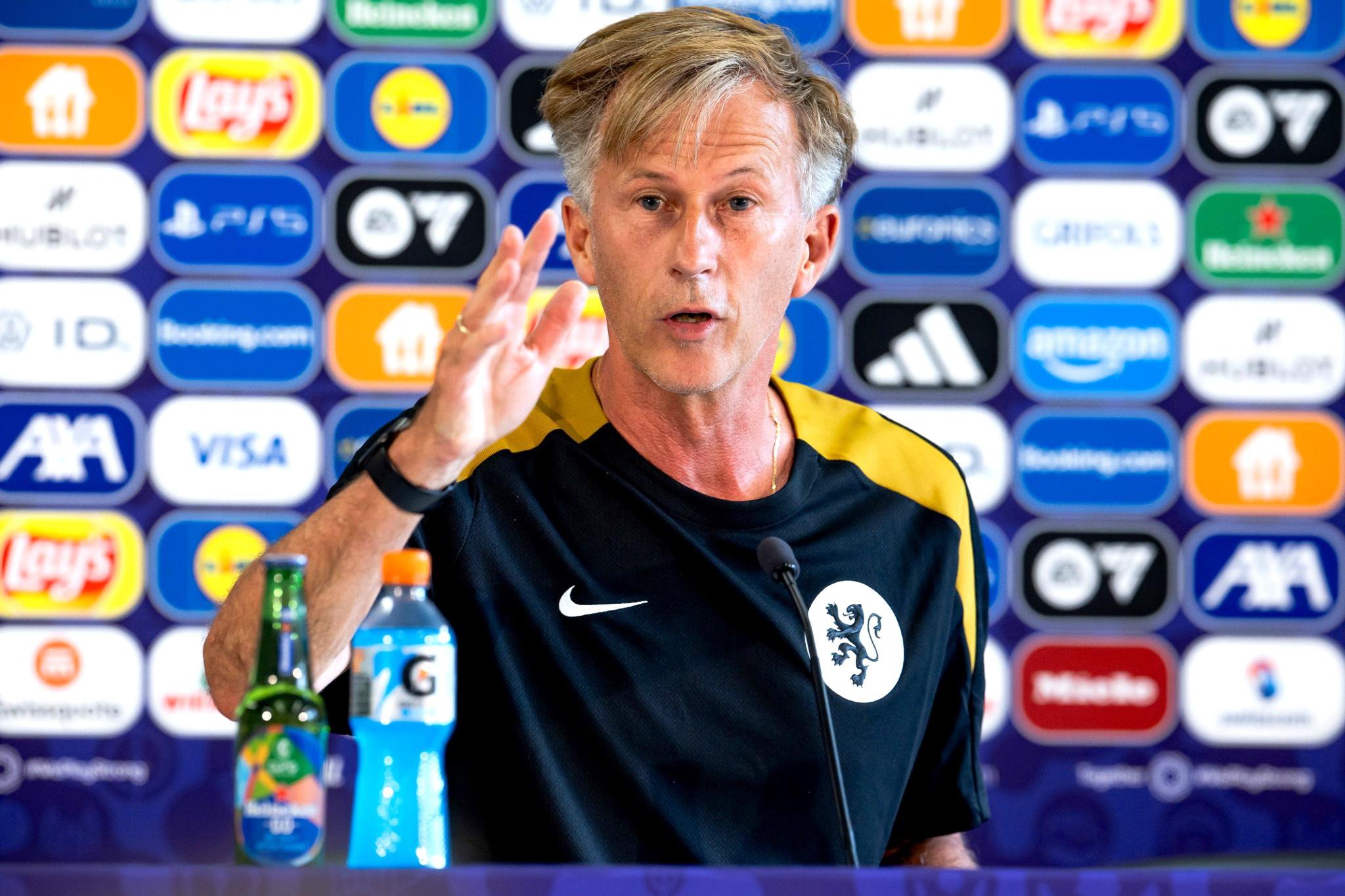 Jonker op de persconferentie