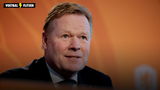 Koeman bij een persconferentie van Oranje