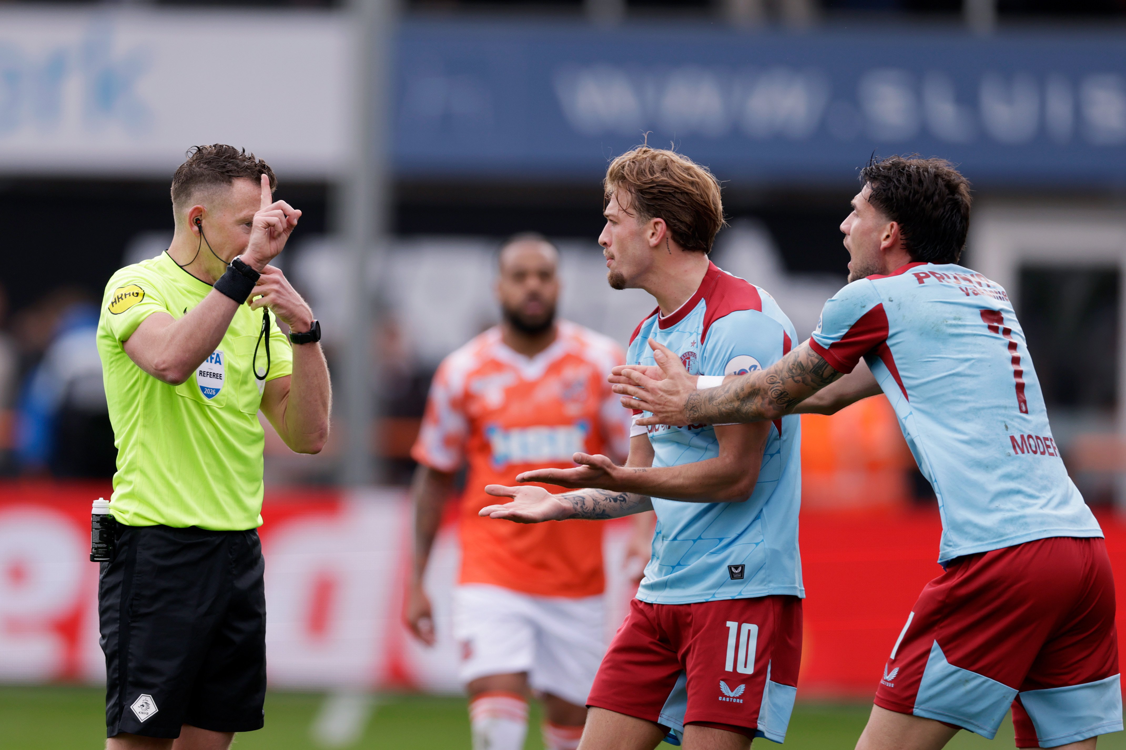 Feyenoord-fans woest op een man tijdens VOLFEY: Schandalig