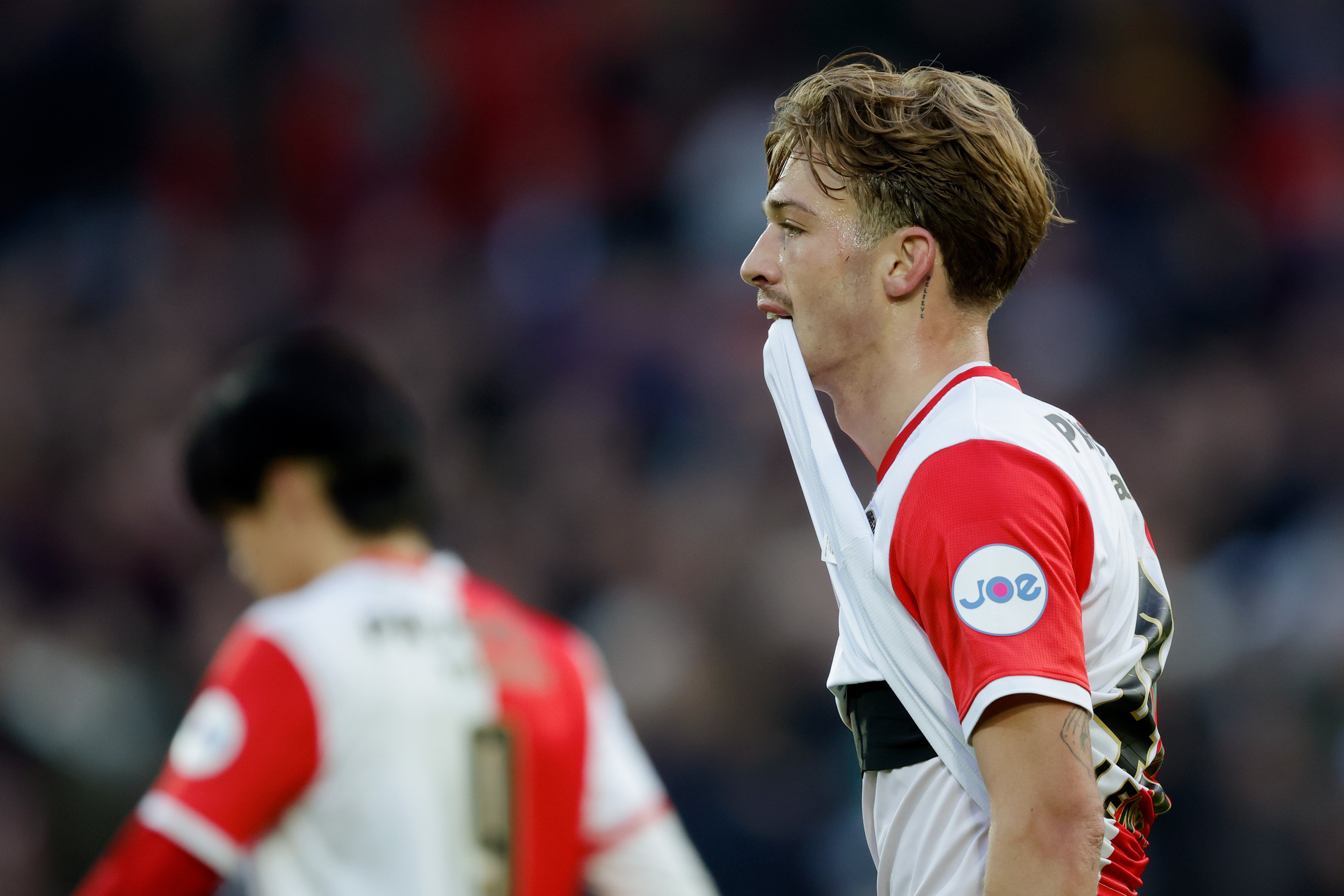 Luciano Valente sprak onlangs open over zijn vliegangst. De Feyenoord-middenvelder zet zich bij Europese uitwedstrijden bewust over zijn angst heen.