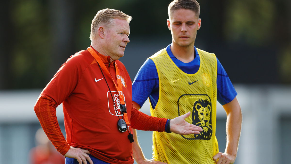 Ronald Koeman en Joey Veerman tijdens een training van het Nederlands elftal.