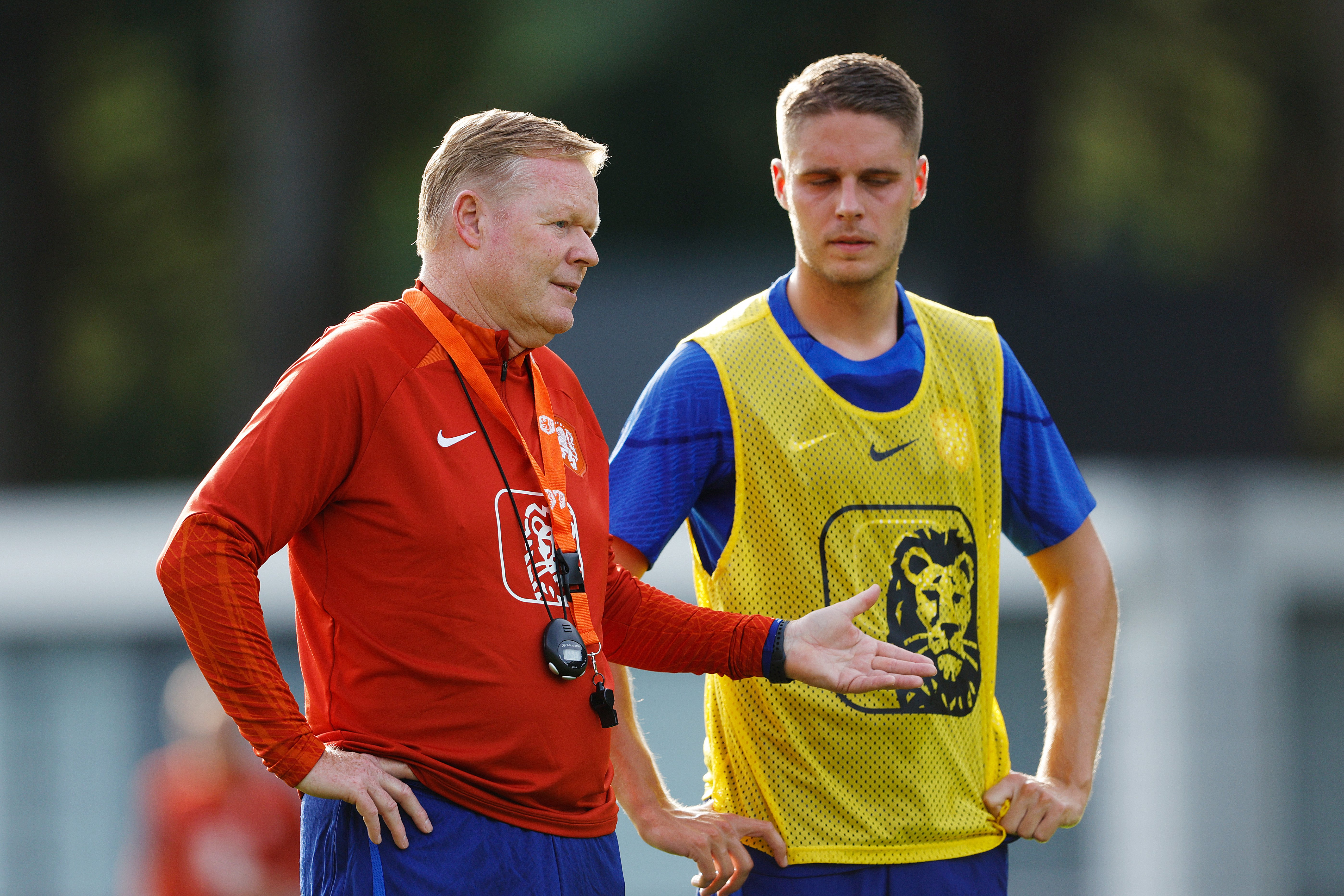 Ronald Koeman en Joey Veerman tijdens een training van het Nederlands elftal.