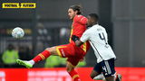 Een actiefoto van Jorrel Hato, die eerder dit seizoen ook tegen Go Ahead Eagles in actie kwam.