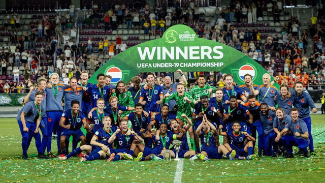 Oranje O19 viert een goal in de finale