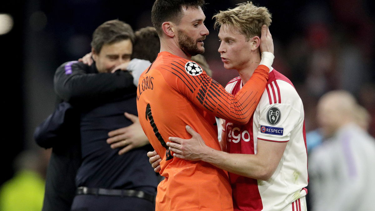 Een verslagen Frenkie de Jong na de historische 2-3 uitschakeling van Ajax tegen Tottenham in de Champions League-halve finale.