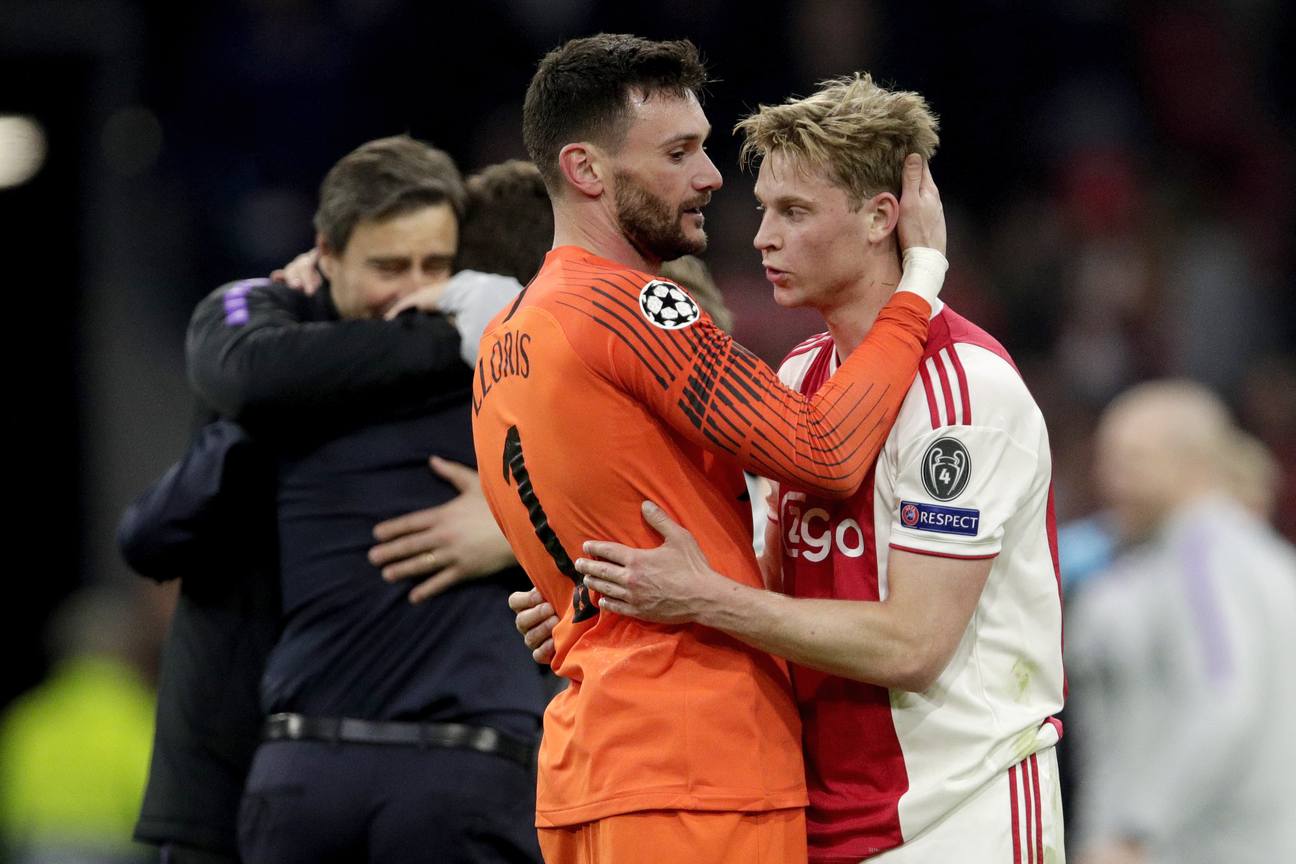 Een verslagen Frenkie de Jong na de historische 2-3 uitschakeling van Ajax tegen Tottenham in de Champions League-halve finale.