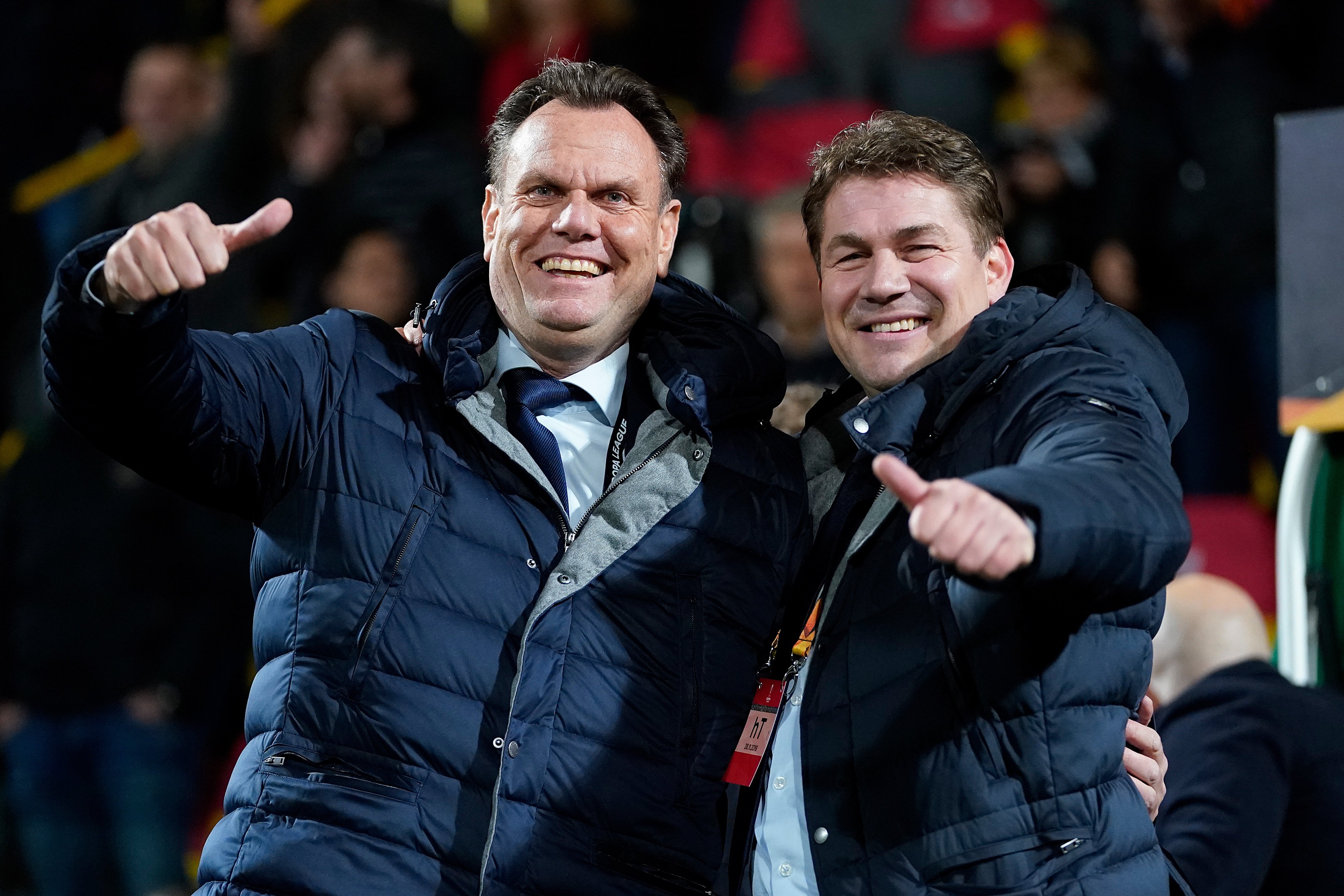 Robert Eenhoorn (links) en Max Huiberts (rechts) samen in beeld. Eenhoorn geldt al langer als mogelijke bestuurder bij Feyenoord, terwijl Huiberts na dit seizoen vertrekt als technisch directeur van AZ.