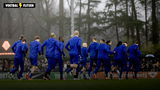 Het Nederlands elftal traint in Zeist en loopt warm voor het aanwezige publiek.