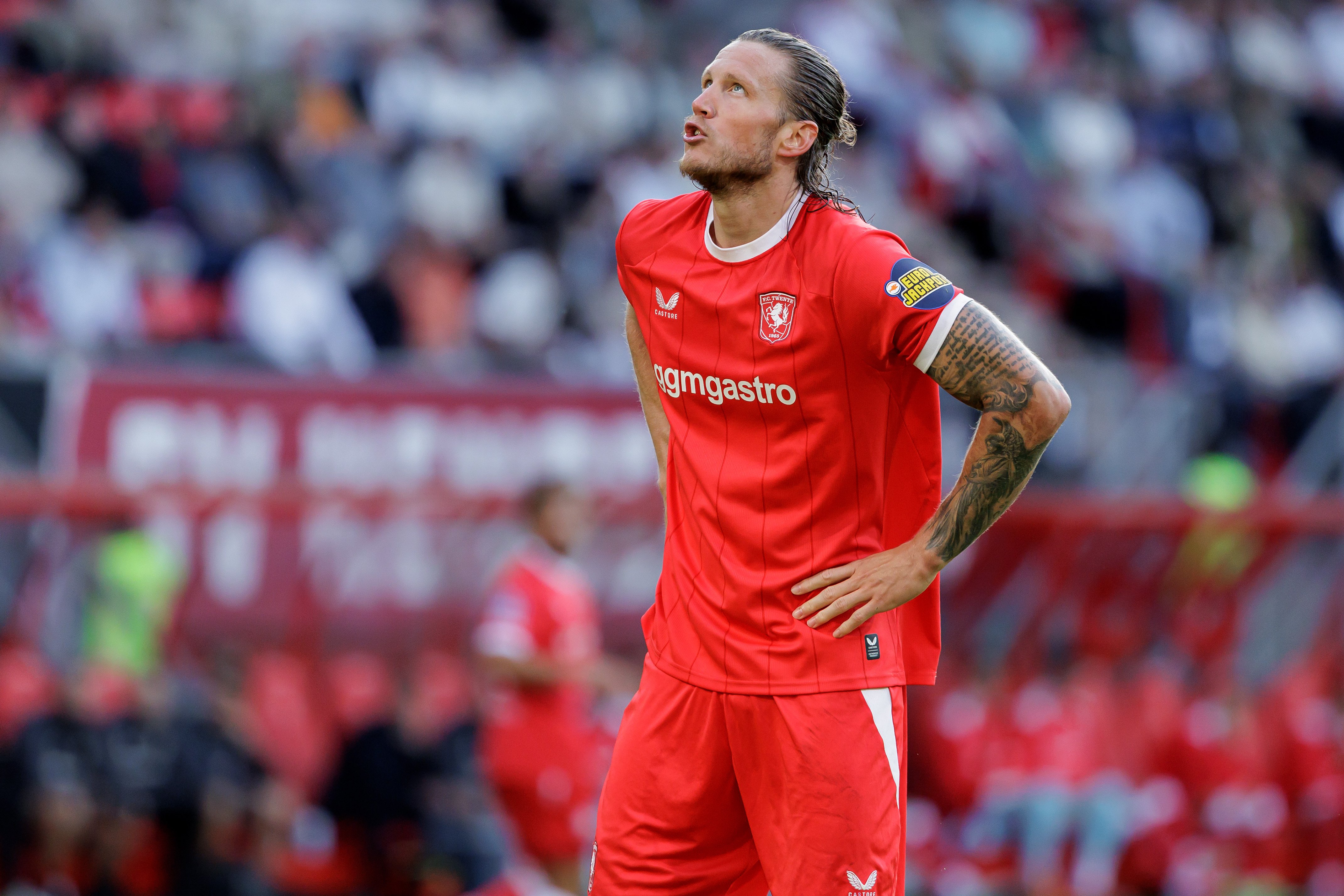 Wout Weghorst kon zijn emoties nauwelijks bedwingen tijdens zijn officiële rentree in het shirt van FC Twente.
