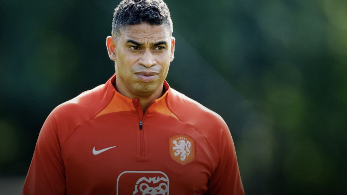Bondscoach Michael Reiziger tijdens een training van Jong Oranje, in aanloop naar het EK-kwalificatieduel met Jong Slovenië.