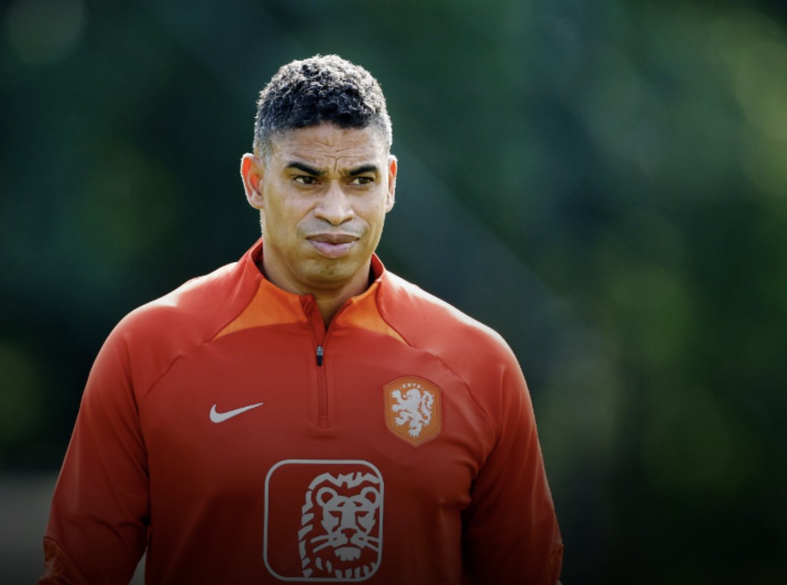 Bondscoach Michael Reiziger tijdens een training van Jong Oranje, in aanloop naar het EK-kwalificatieduel met Jong Slovenië.