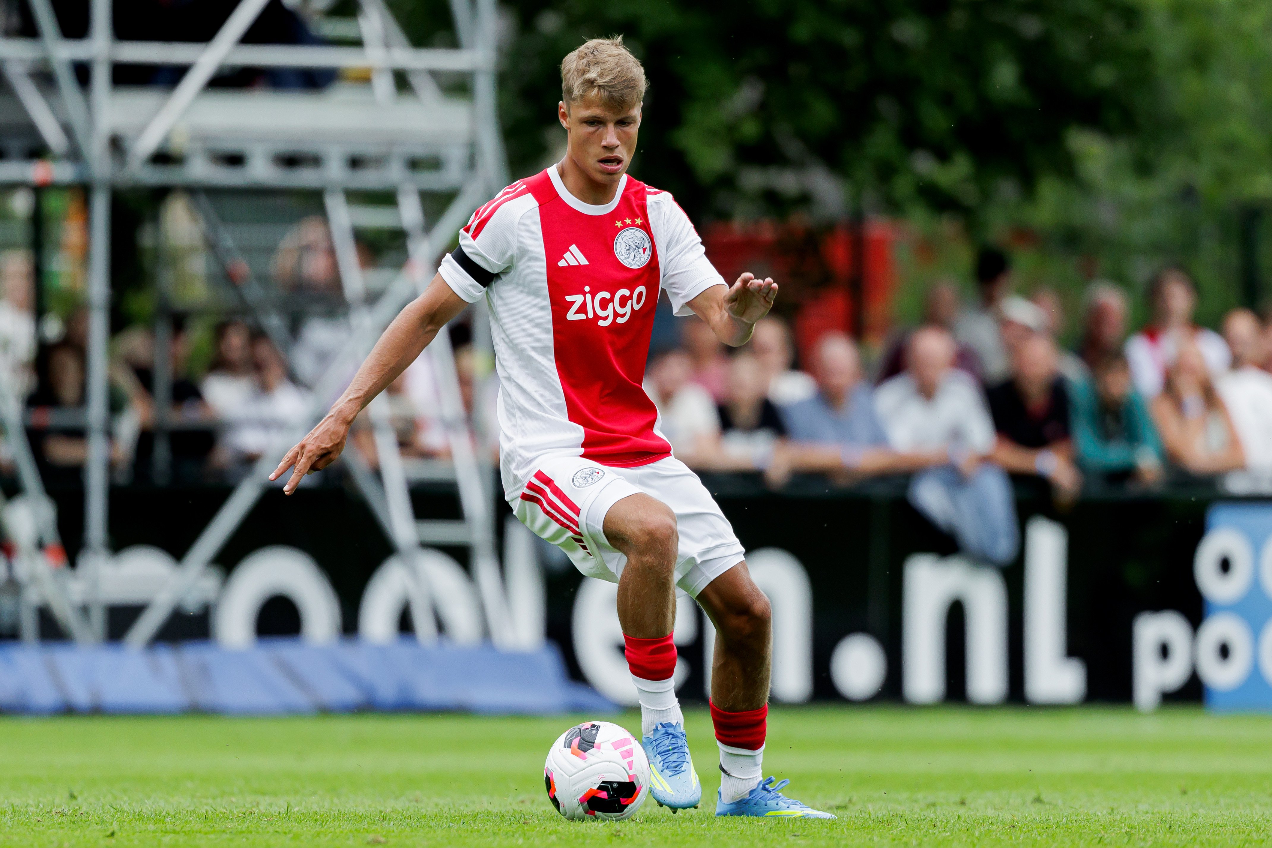Sean Steur tijdens een wedstrijd van Ajax. De middenvelder maakt op 18-jarige leeftijd de overstap naar Newcastle United.