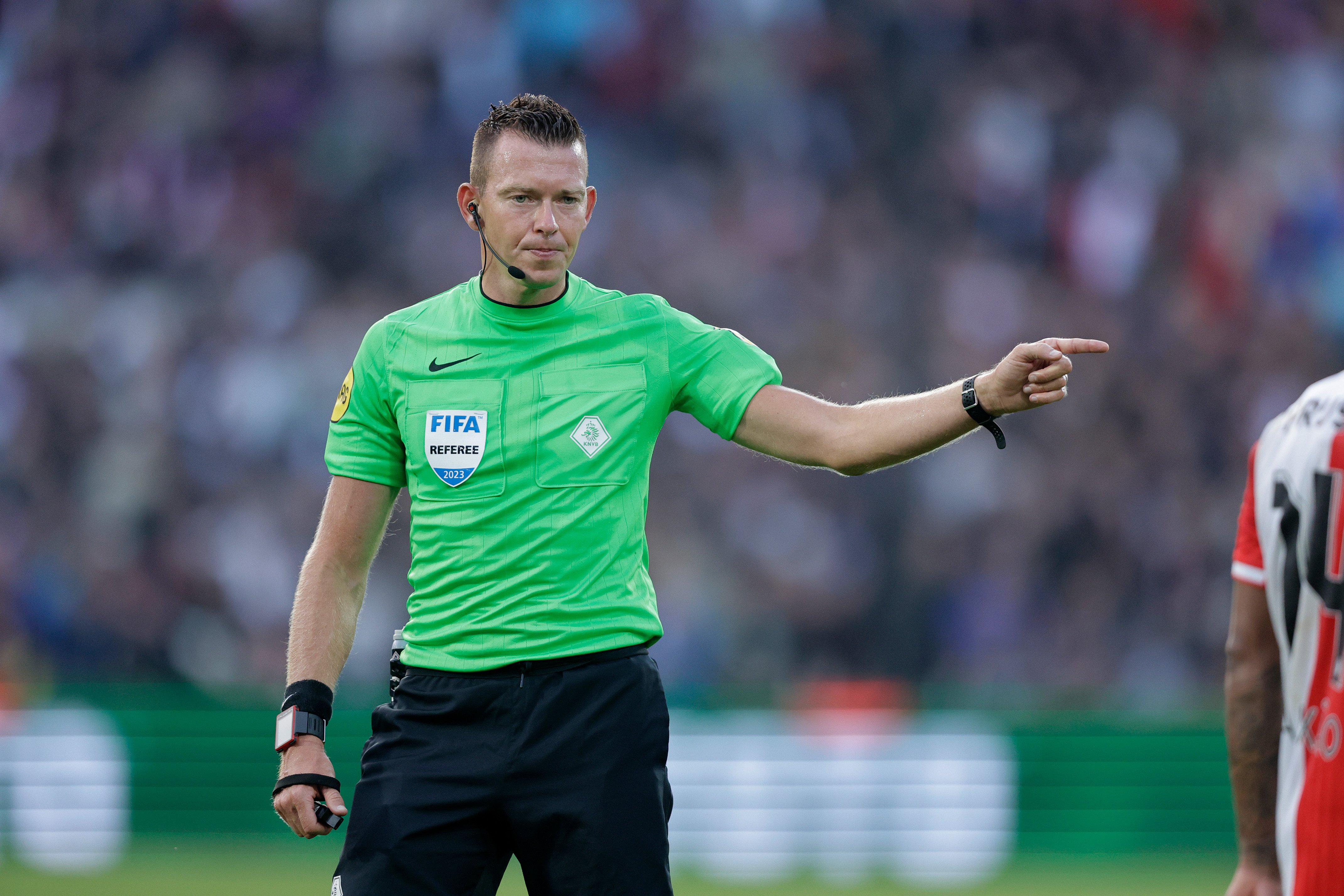 Allard Lindhout in actie tijdens een Eredivisiewedstrijd van Feyenoord. De scheidsrechter ligt geregeld onder een vergrootglas, maar blijft het vertrouwen houden bij topduels.