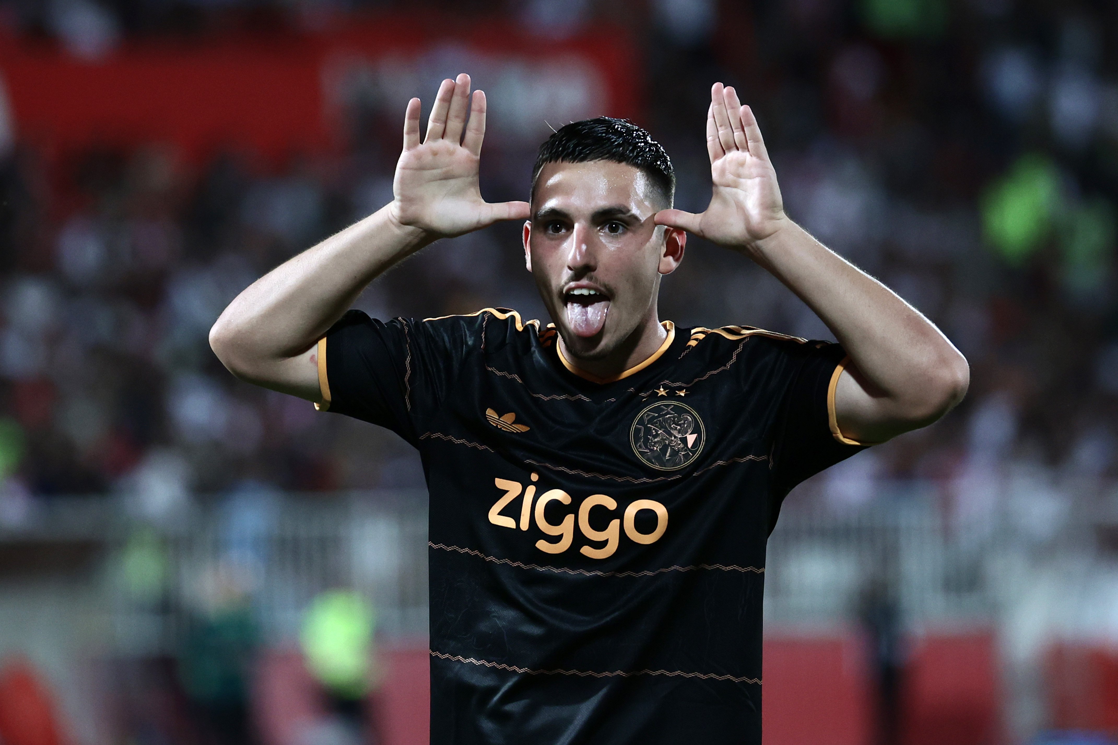 Oscar Gloukh viert de overwinning van Ajax.