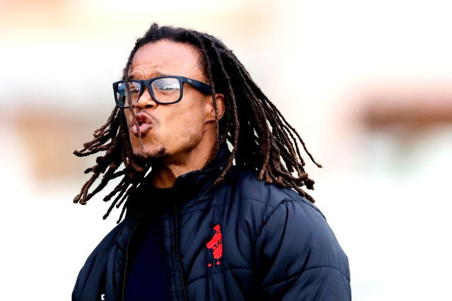 Edgar Davids tijdens de Steve Nash Showdown, waar hij onverwacht het mikpunt werd van een panna.