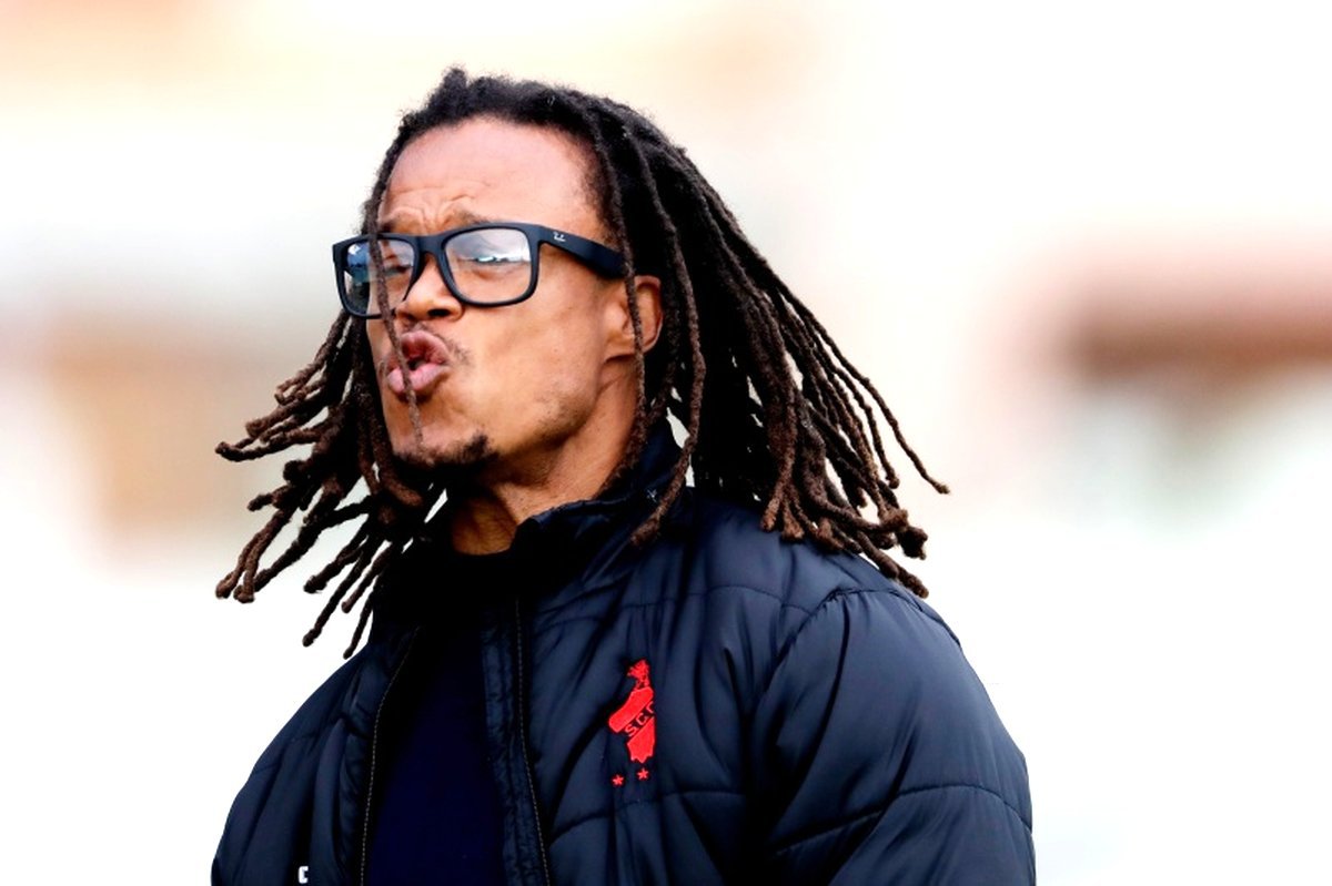 voetballers met losse handjes. edgar davids kwam in de problemen omdat hij zijn vriendin sloeg