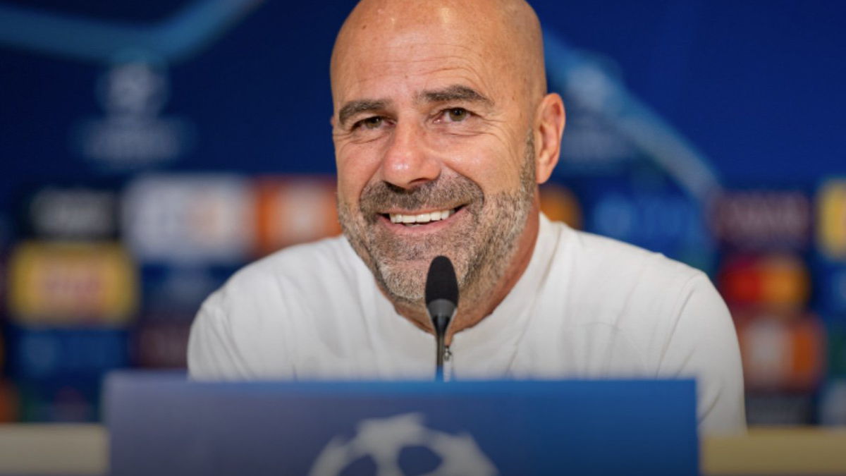 Peter Bosz tijdens de persconferentie voorafgaand aan PSV – Napoli, waar hij met een glimlach terugblikte op Sam Beukema.