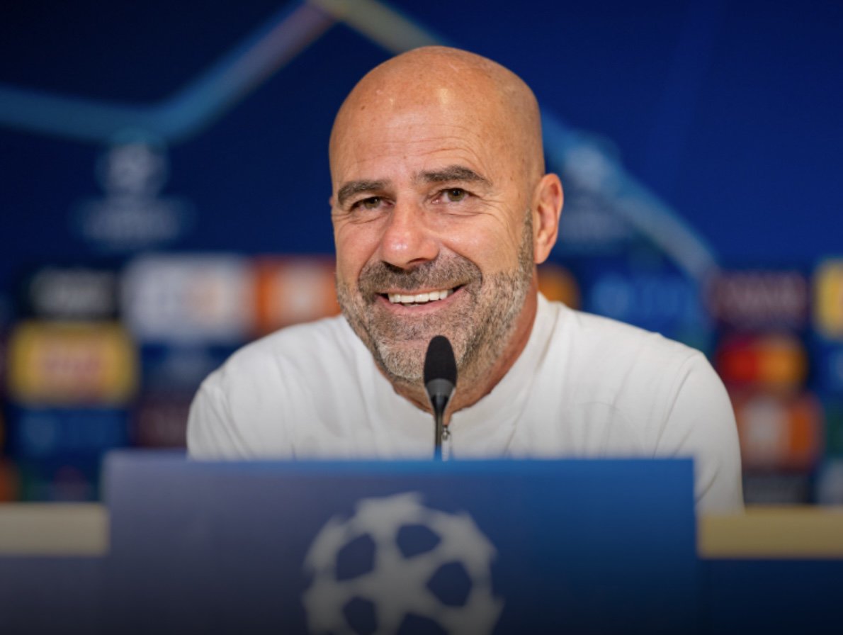 Peter Bosz tijdens de persconferentie voorafgaand aan PSV – Napoli, waar hij met een glimlach terugblikte op Sam Beukema.