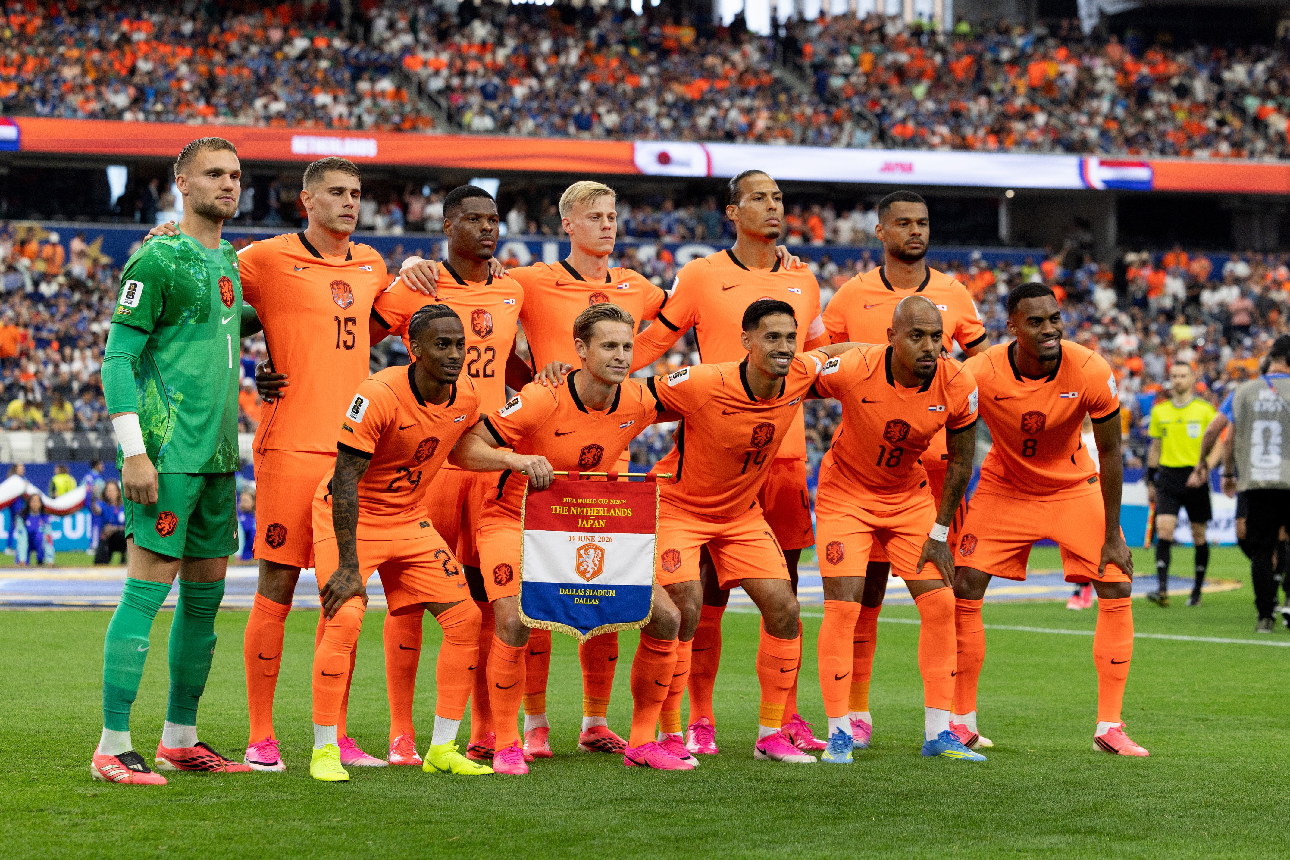 De spelers van het Nederlands elftal poseren voor de traditionele elftalfoto. Binnen de Oranje-selectie groeit de saamhorigheid, mede door de gezamenlijke gebedsmomenten waar Cody Gakpo een prominente rol in speelt. 