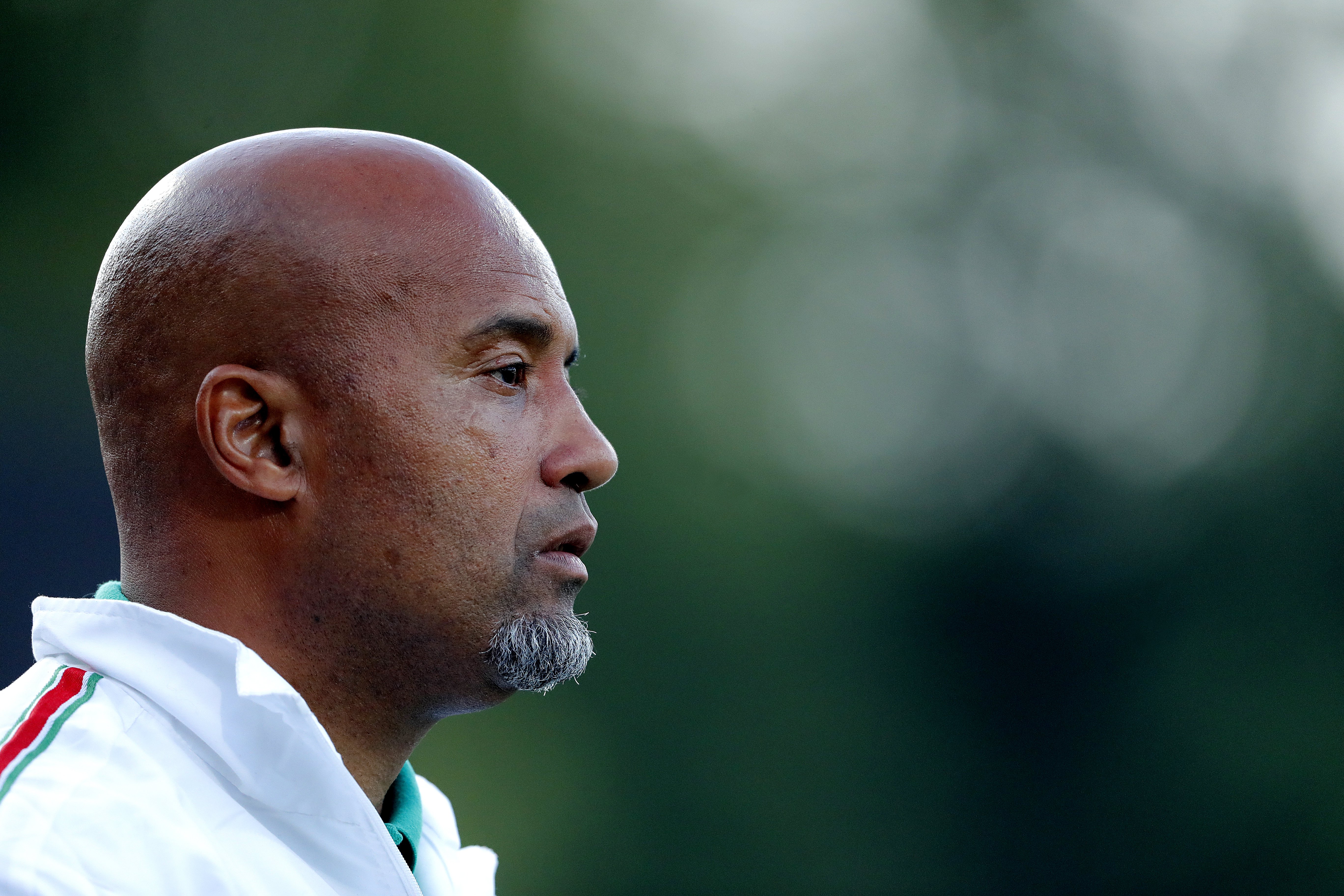 Dean Gorré tijdens zijn periode als bondscoach van Curaçao, waar hij samen met zijn zoon geschiedenis schreef op het wereldtoneel.