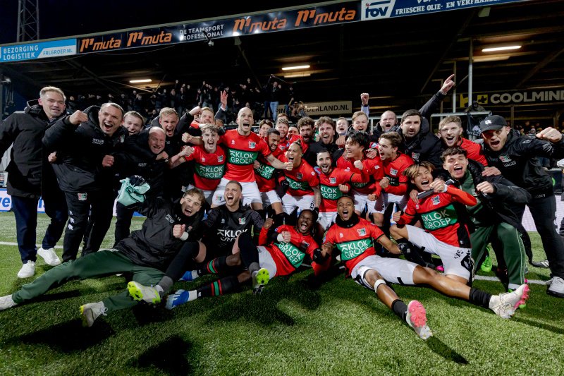 Recordverkopen Roefs en Hansen op teamfoto NEC