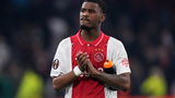Jorrel Hato neemt afscheid van Ajax en krijgt spandoek van F-side