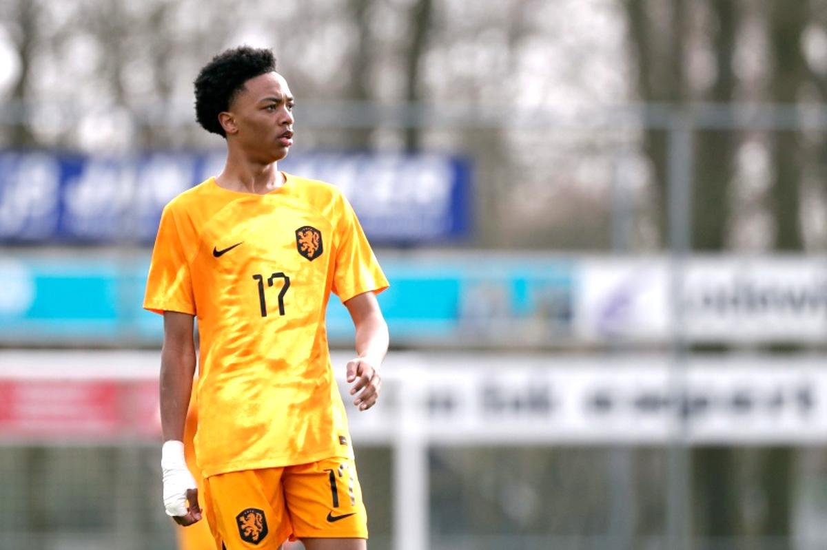 🔶 Jivayno Zinhagel in actie namens Oranje Onder 17. Feyenoord heeft een ruwe diamant in huis.
