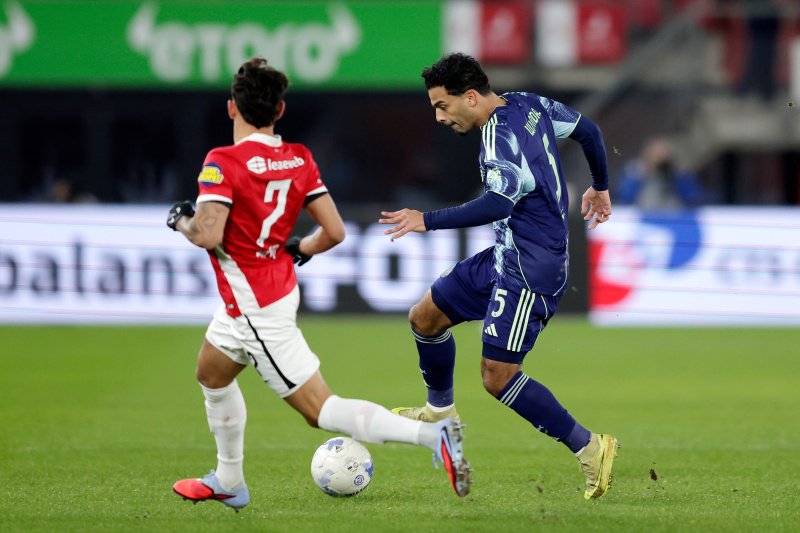 Owen Wijndal in duel tegen AZ