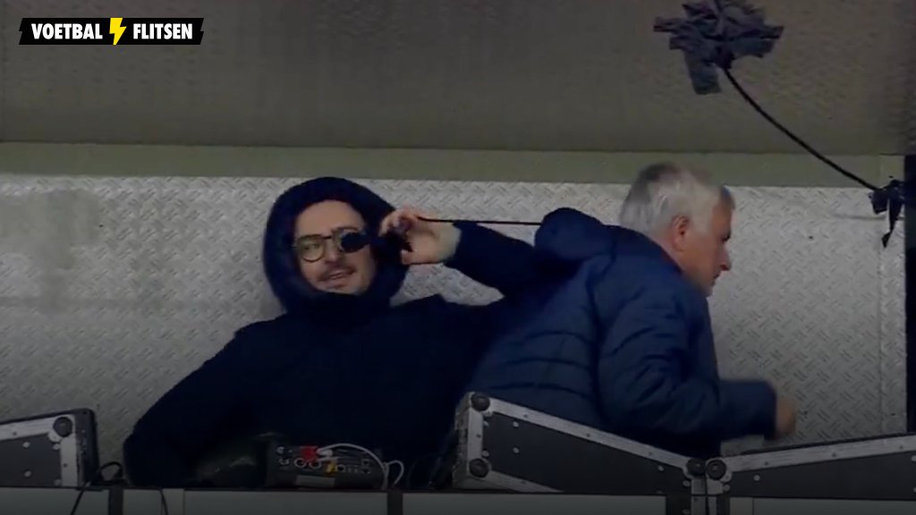 NOS-commentator raakt op perstribune letterlijk verstrikt  in Mourinho...