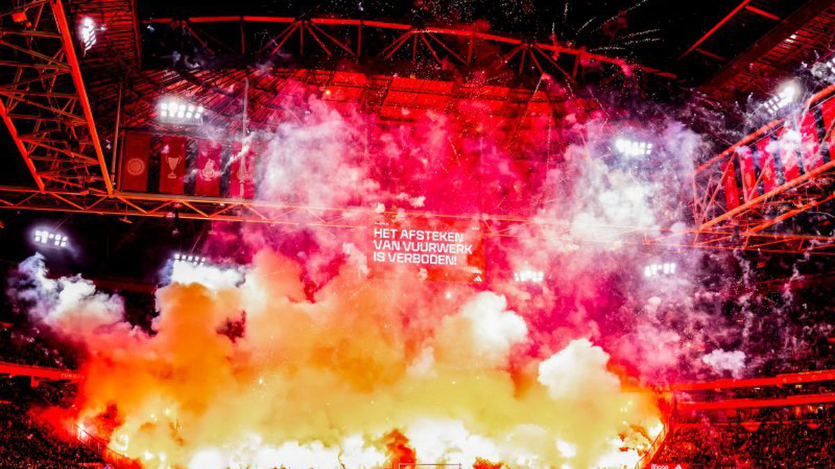 Vuurwerk tijdens Ajax - Groningen