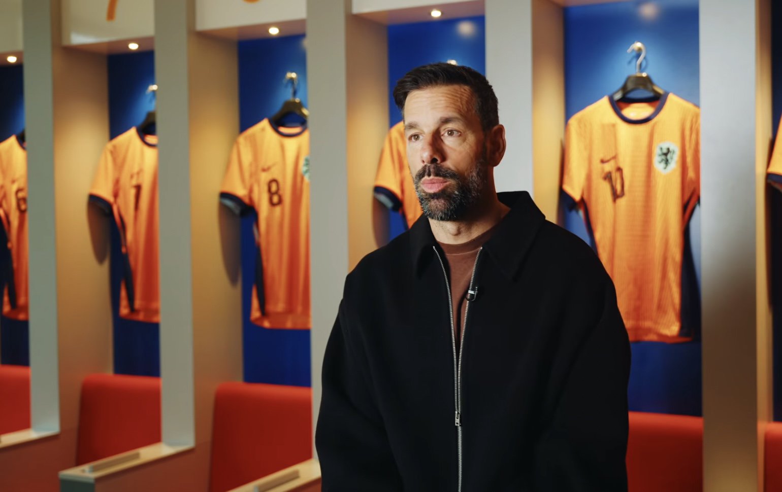 Ruud van Nistelrooij keert terug bij Oranje als assistent van bondscoach Ronald Koeman in aanloop naar het WK van 2026.