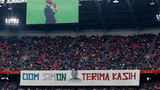 Simon Tahamata kreeg voorafgaand aan Ajax - FC Utrecht een erehaag van de supporters. De oud-speler sprak het publiek in de Arena toe.