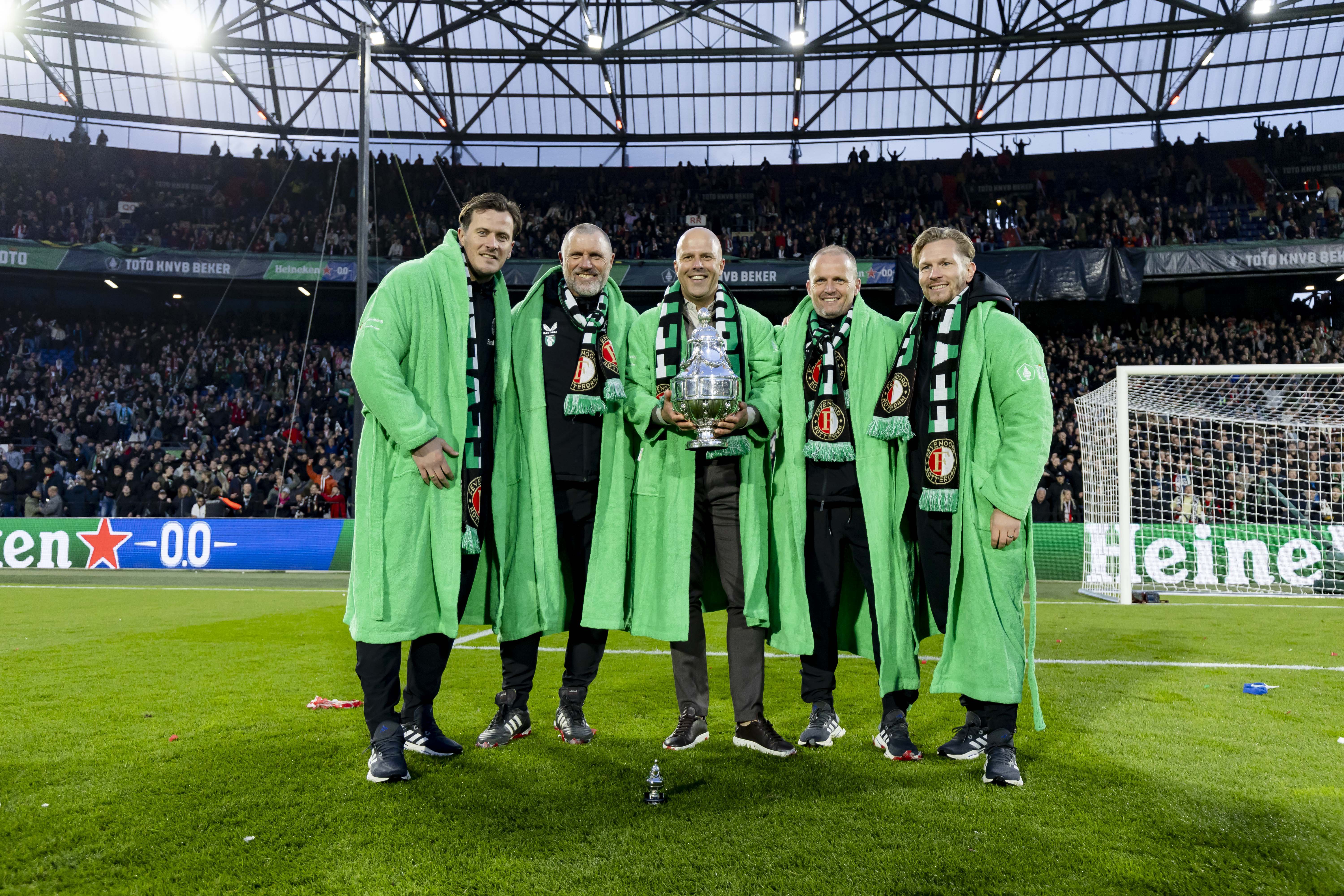 Etienne Reijnen (volledig links in beeld) zou de nieuwe rechterhand worden van Slot (midden) 